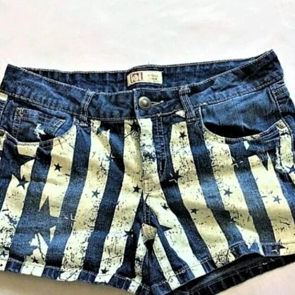 L.E.I ASHLEY LOW RISE STARS AND STRIPES JEAN SHORTS - Picture 1 of 5